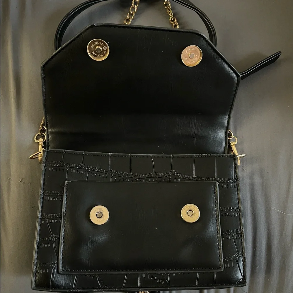 Elegant Black Croc-Embossed Handbag - Picture 3 of 4